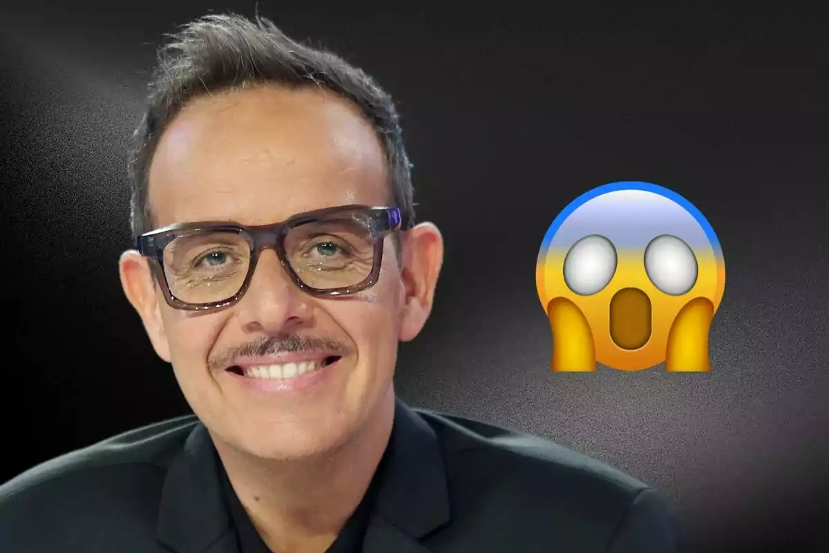 Hombre con gafas y bigote sonriendo junto a un emoji sorprendido sobre un fondo oscuro.