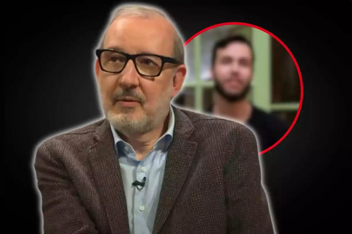 Un hombre con gafas y barba aparece en primer plano, mientras que en el fondo se ve a otra persona desenfocada dentro de un círculo rojo.