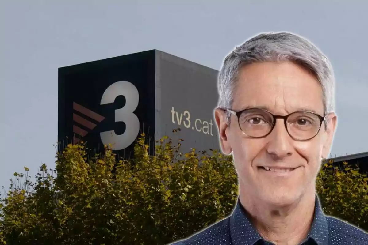 Un hombre con gafas frente a un edificio con el logo de TV3 y árboles en primer plano.