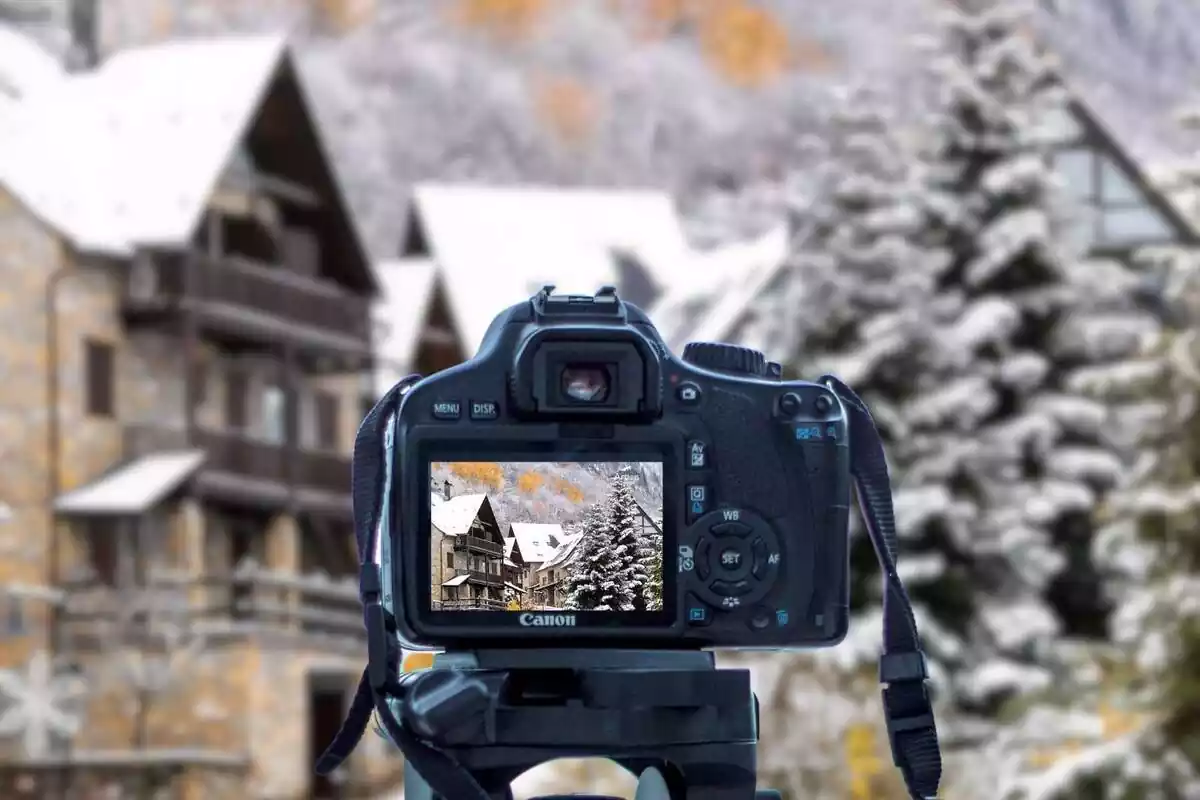 Montaje fotográfico entre una cámara de fotos y el paisaje de Arties