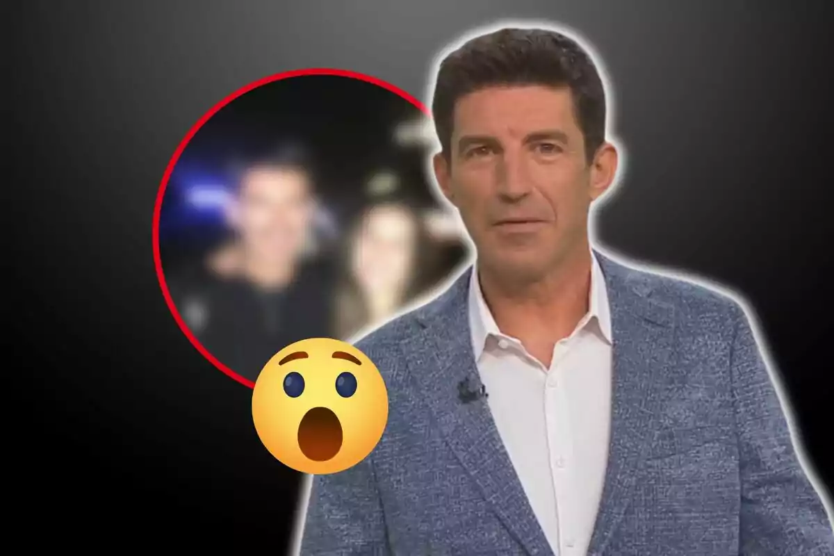 Hombre con chaqueta azul y camisa blanca frente a una imagen borrosa enmarcada en un círculo rojo con un emoji de cara sorprendida.