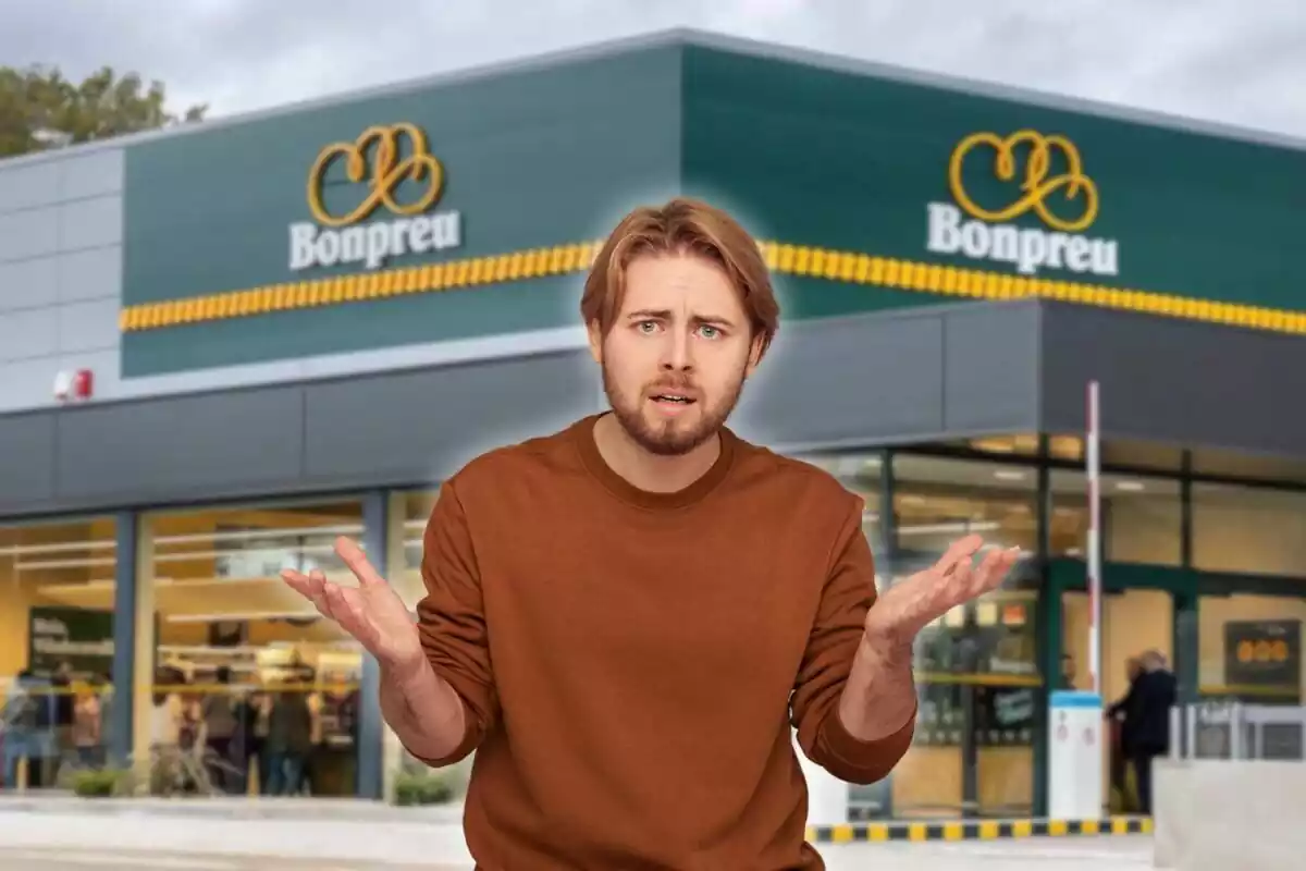 Montaje fotográfico entre una imagen de un supermercado Bonpreu y un hombre quejándose