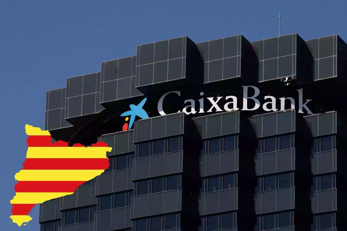 Fotomontaje con una imagen de unas oficinas de Caixabank y al frente una bandera catalana