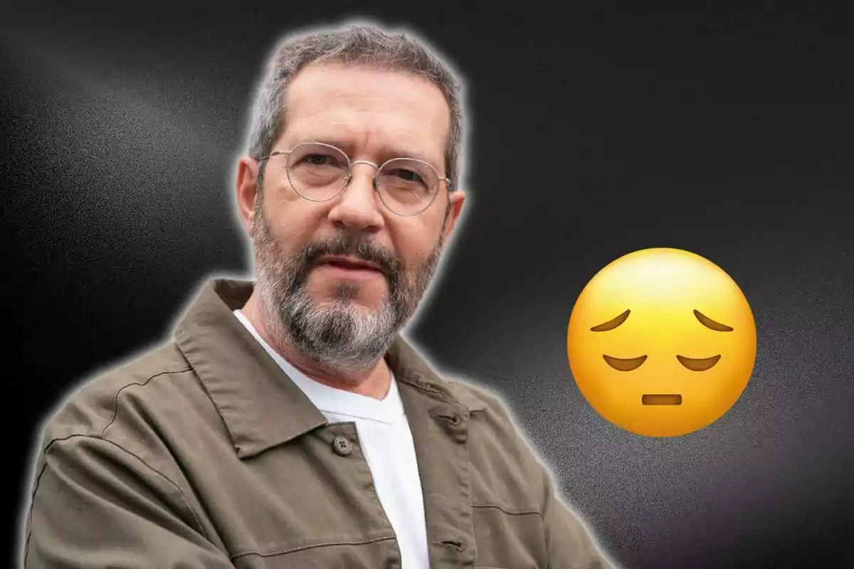 Hombre con barba y gafas junto a un emoji de expresión triste sobre un fondo oscuro.