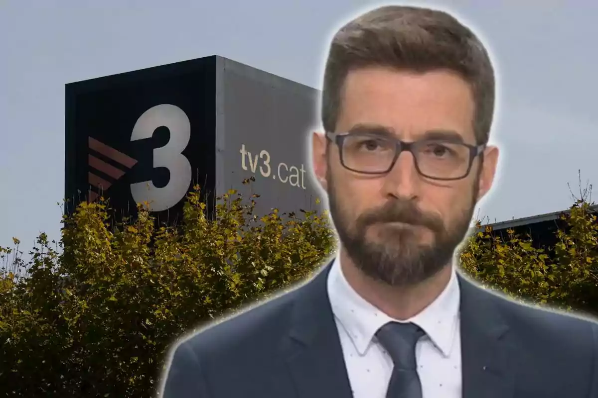 Hombre con gafas y barba frente a un edificio con el logo de TV3 y la URL tv3.cat.