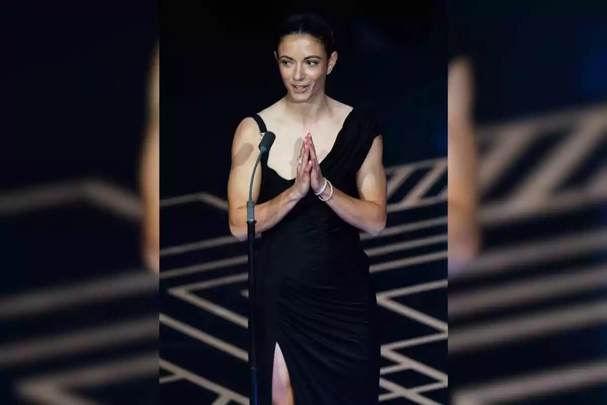 Fotomontaje de Aitana Bonmatí en la gala The Best de la FIFA con el vestido negro de Versace Fotomontaje de Aitana Bonmatí en la gala The Best de la FIFA con el vestido negro de Versace