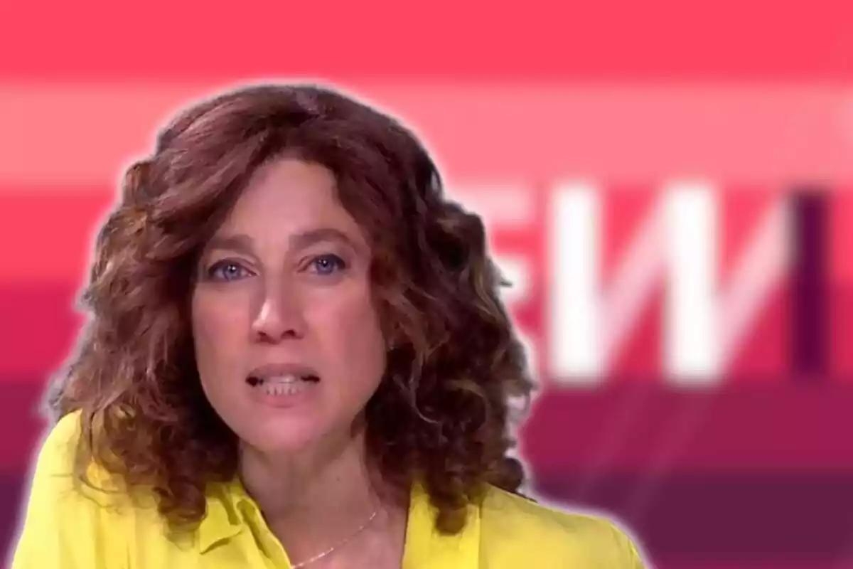 Fotomontaje de Helena García Melero en primer plano con el rostro serio y mirando a cámara, y de fondo el logo del 'Tot es mou' en TV3