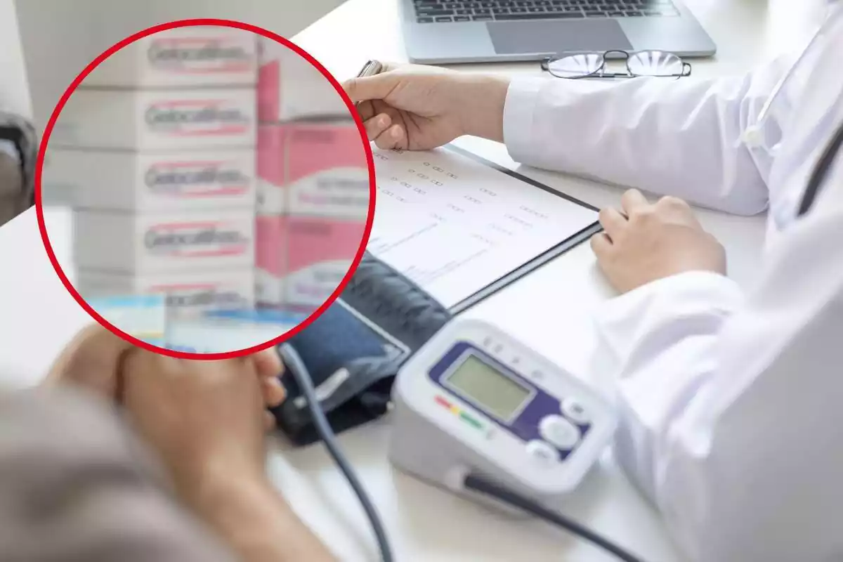 Fotomontaje con una imagen de fondo de un médico inspeccionando un paciente y en una redonda roja cajas del medicamento Gelocatil difuminadas