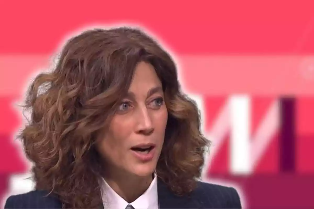 Fotomontaje con una imagen de fondo desenfocada del logo del 'Tot es mou' de TV3 y al frente el rostro de Helena García Melero con la boca abierta sorprendida
