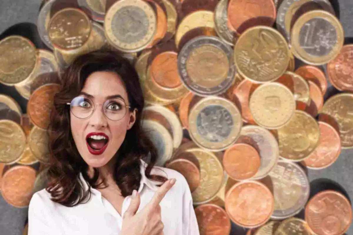 Fotomontaje con una imagen de fondo de monedas de euro y al frente una mujer señalando