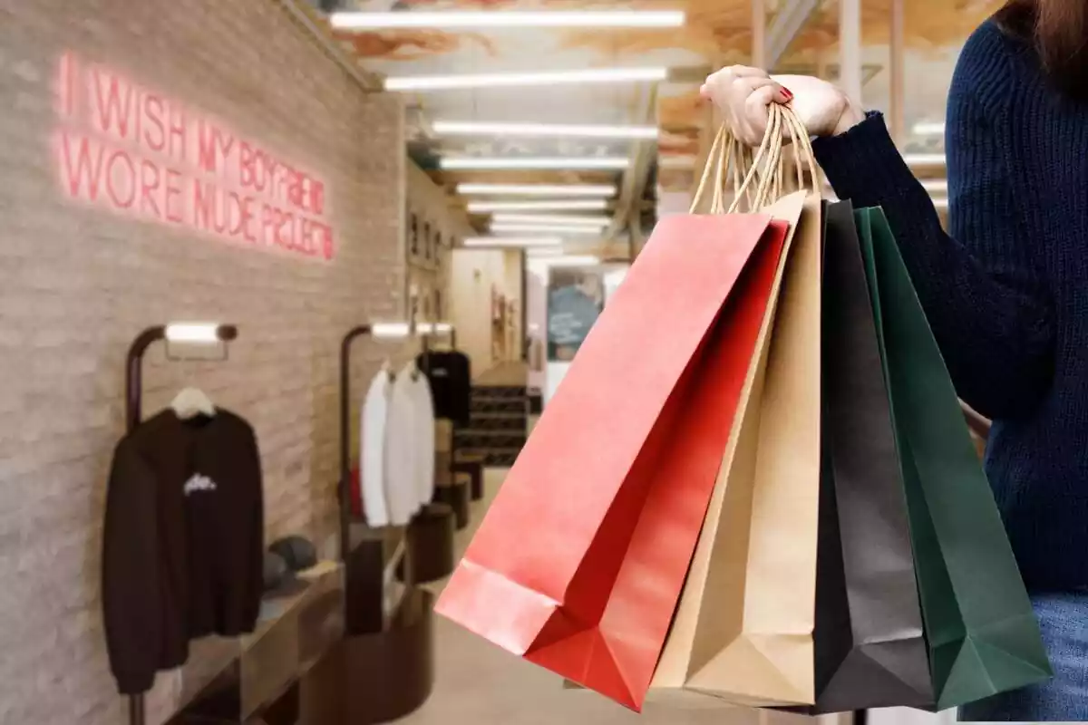 Fotomontaje con una imagen de fondo de una tienda de Nude Project difuminada y al frente una persona con varias bolsas de compra