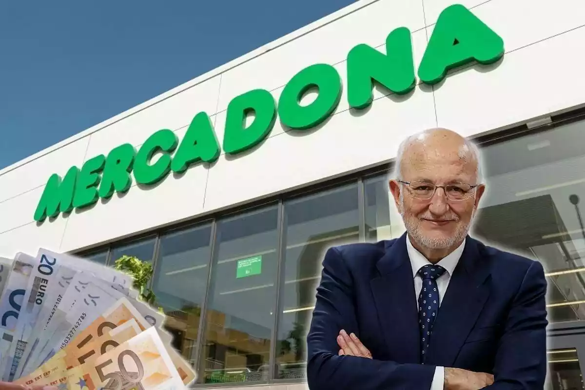 Fotomontaje con una imagen de fondo del exterior de un supermercado Mercadona y al frente Juan Roig con los brazos cruzados y sonriendo, y un montón de billetes de 20 y 50 euros