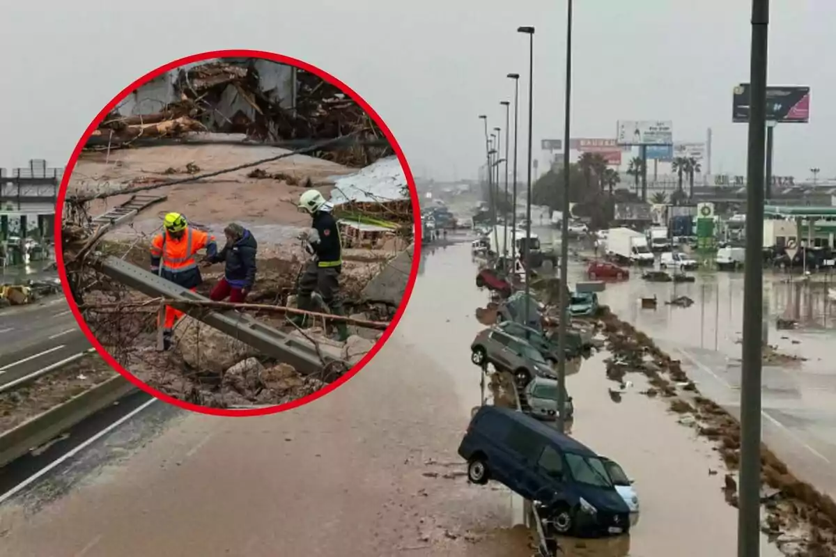 Inundación en una carretera con vehículos dañados y rescatistas ayudando a una persona en un área afectada.