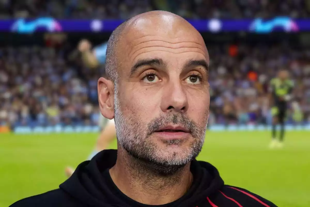 Fotomontaje de Pep Guardiola sorprendido y mirando al frente y de fondo un partido del Manchester City