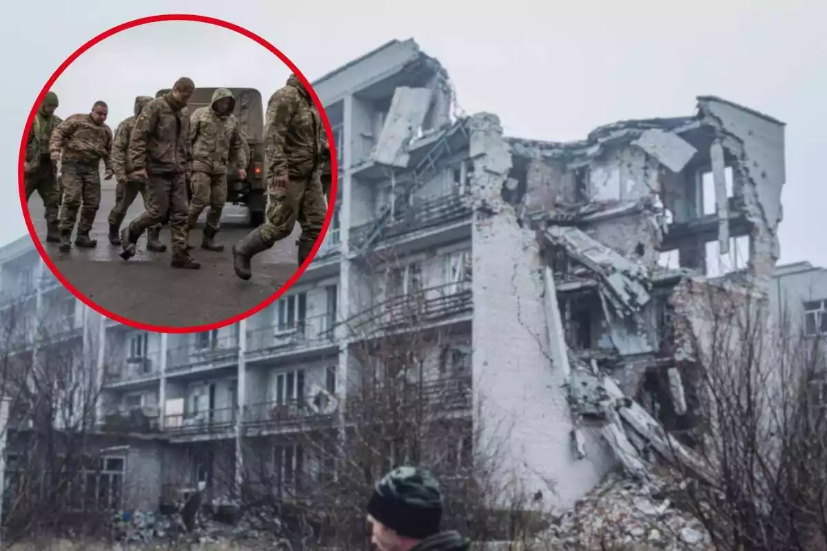 Fotomontaje con una imagen de fondo de un edificio medio destruido en una población de Ucrania, y al frente una redonda roja con varias personas del ejército ucraniano