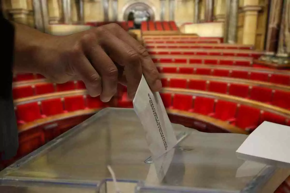 Fotomontaje con un fondo del Parlament de Cataluña y una imagen al frente de una persona votando