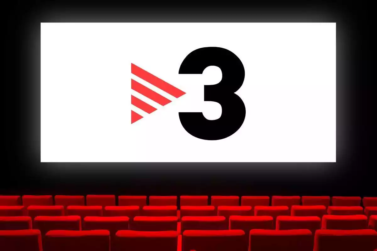 Fotomontaje de una sala de cine con la pantalla en blanco y el logo de TV3