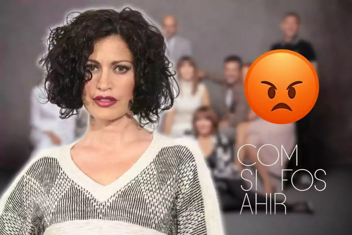 Una mujer de cabello rizado y expresión seria en primer plano con un emoji de enojo y un grupo de personas desenfocadas al fondo junto al texto "COM SI FOS AHIR".