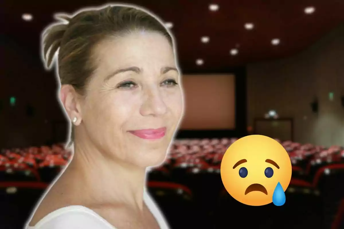 Mujer sonriente en una sala de cine vacía con un emoji triste.