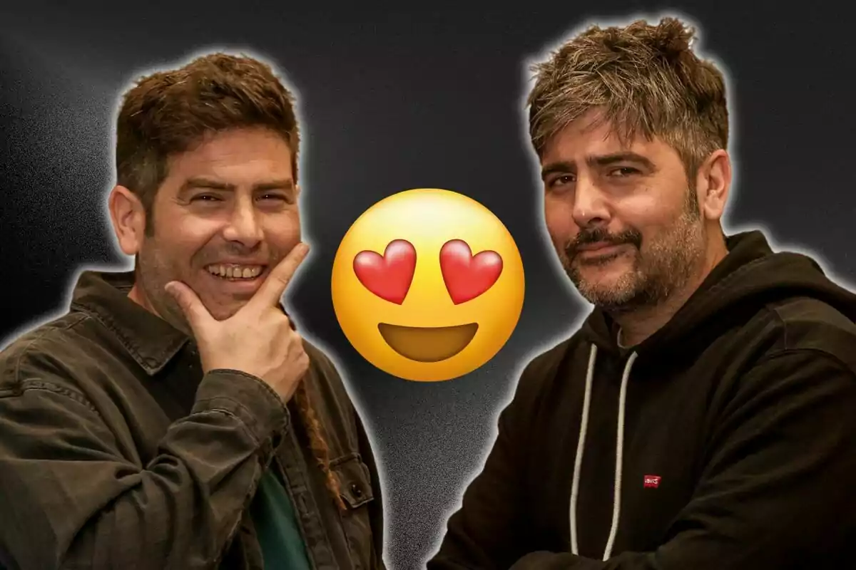 Dos hombres sonrientes con un emoji de ojos de corazón en el centro sobre un fondo oscuro.