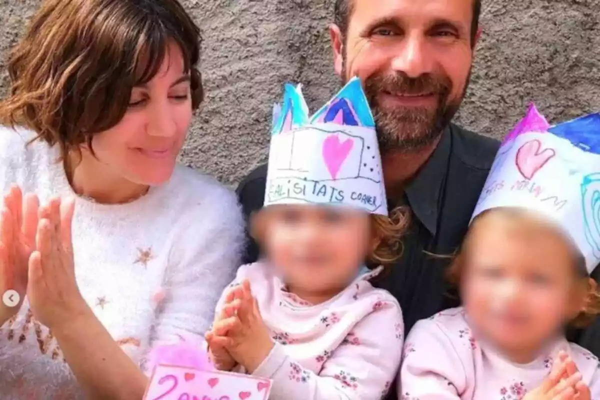 Fotomontaje con una imagen de la familia de Xavier Novell, exobispo de Solsona, con Sílvia Caballol y sus hijas Míriam y Coaner Fotomontaje con una imagen de la familia de Xavier Novell, exobispo de Solsona, con Sílvia Caballol y sus hijas Míriam y Coaner