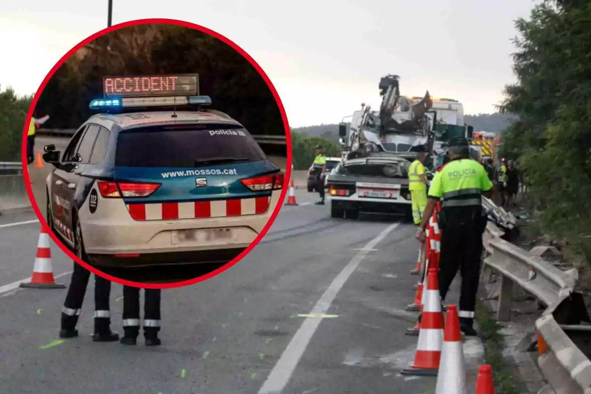 Un coche de policía con luces encendidas y un letrero que dice "ACCIDENT" está estacionado en una carretera, mientras varios agentes de policía y trabajadores de emergencia gestionan la escena de un accidente de tráfico.