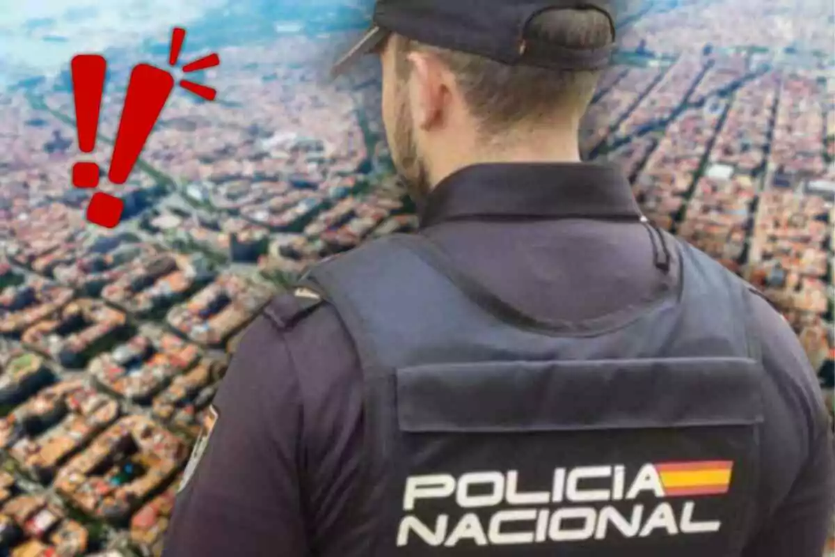 Un agente de la Policía Nacional de espaldas con un fondo de una vista aérea de una ciudad y un símbolo de exclamación rojo.