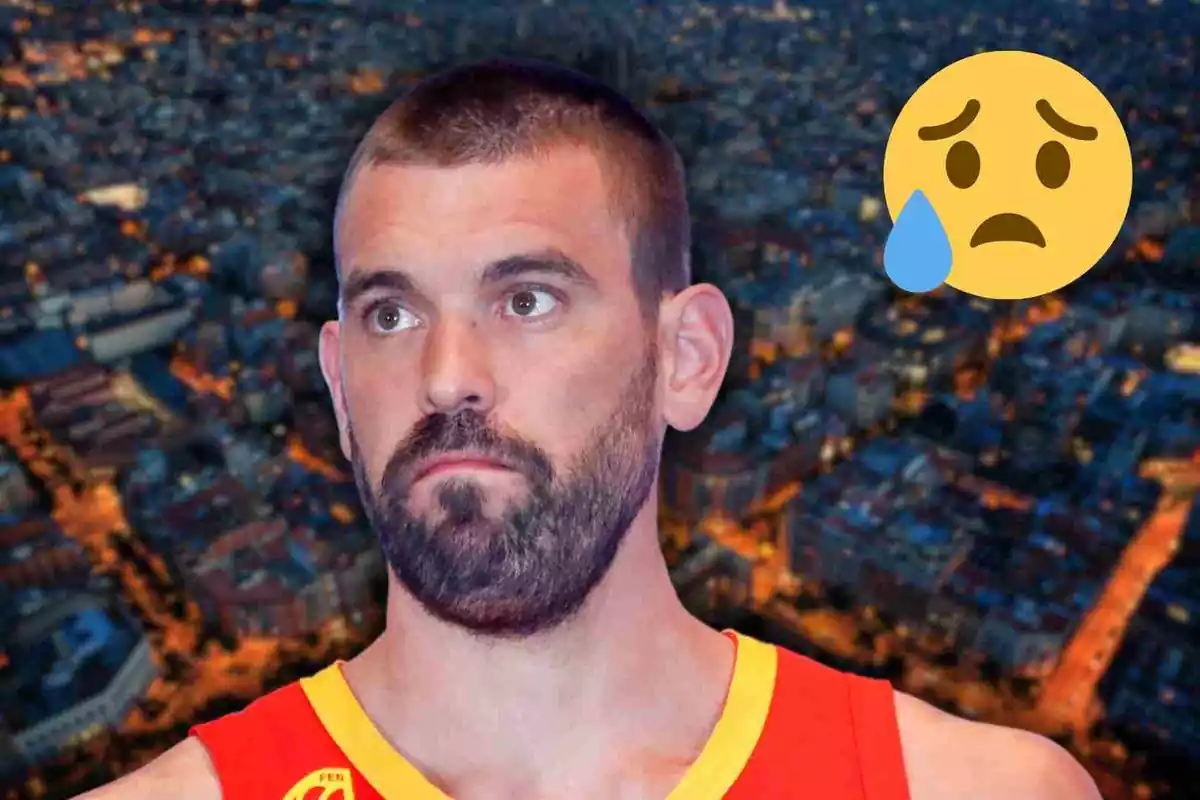 Fotomontaje con una imagen de fondo de Barcelona y al frente Marc Gasol serio y una cara de emoji triste