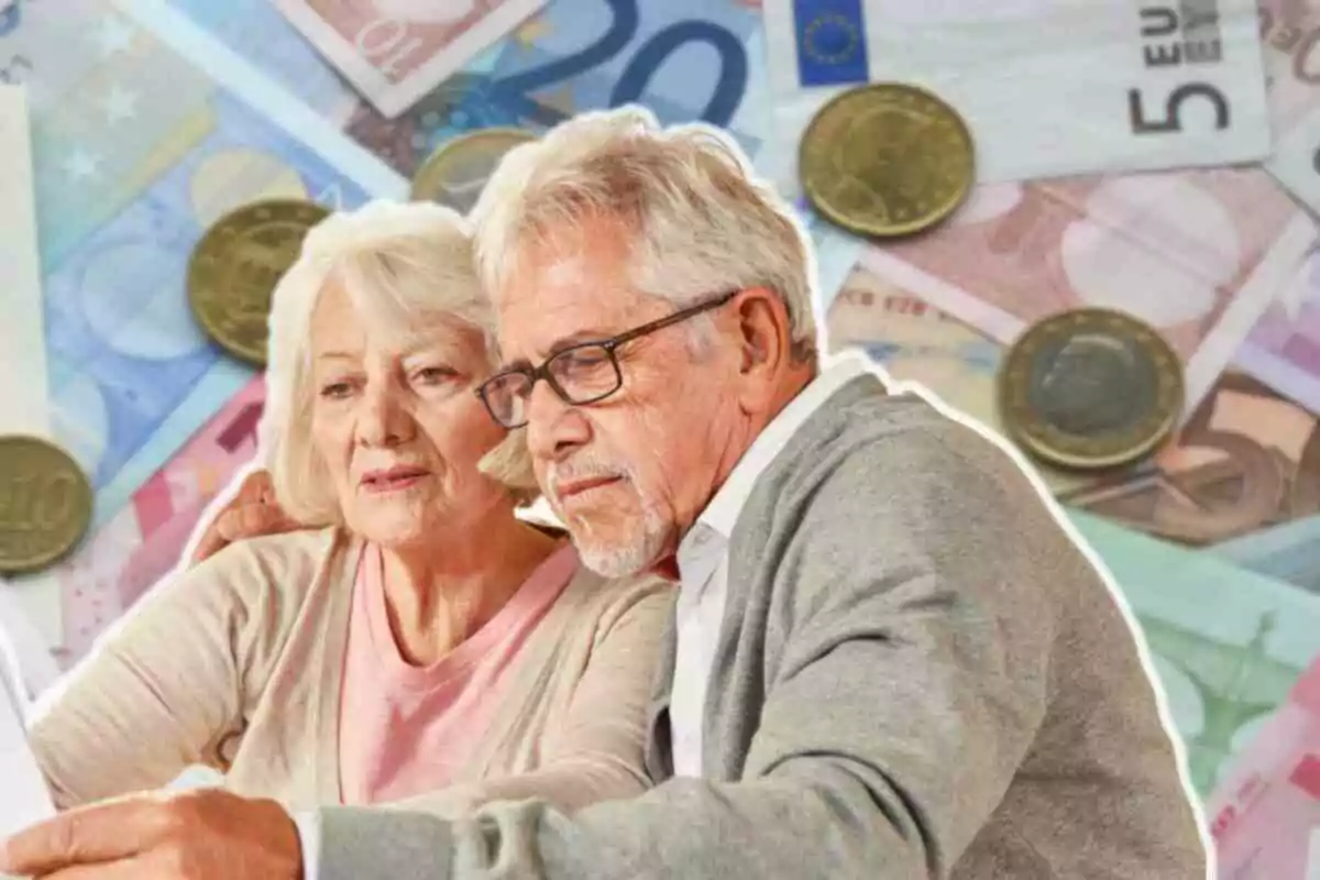Fotomontaje con una imagen de fondo de billetes de euro y al frente dos jubilados mirando una hoja