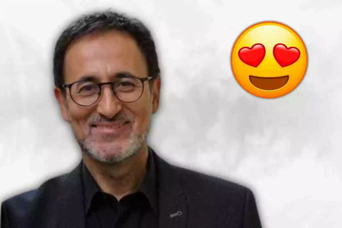 Xavier Grasset con gafas y barba sonriente junto a un emoji de cara con ojos de corazón.