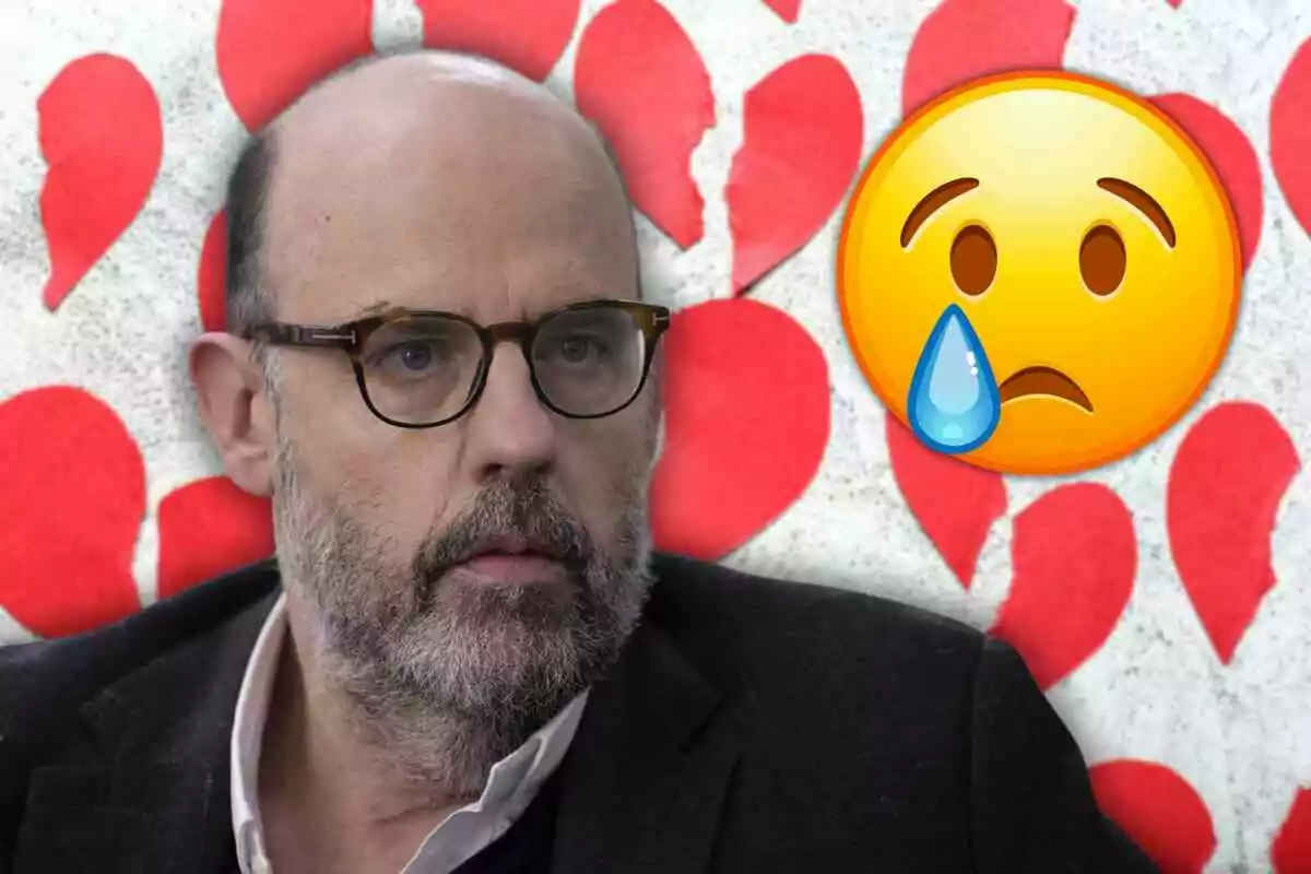 Jordi Basté con gafas y barba aparece en la imagen, con un fondo de corazones rotos y un emoji triste con una lágrima.