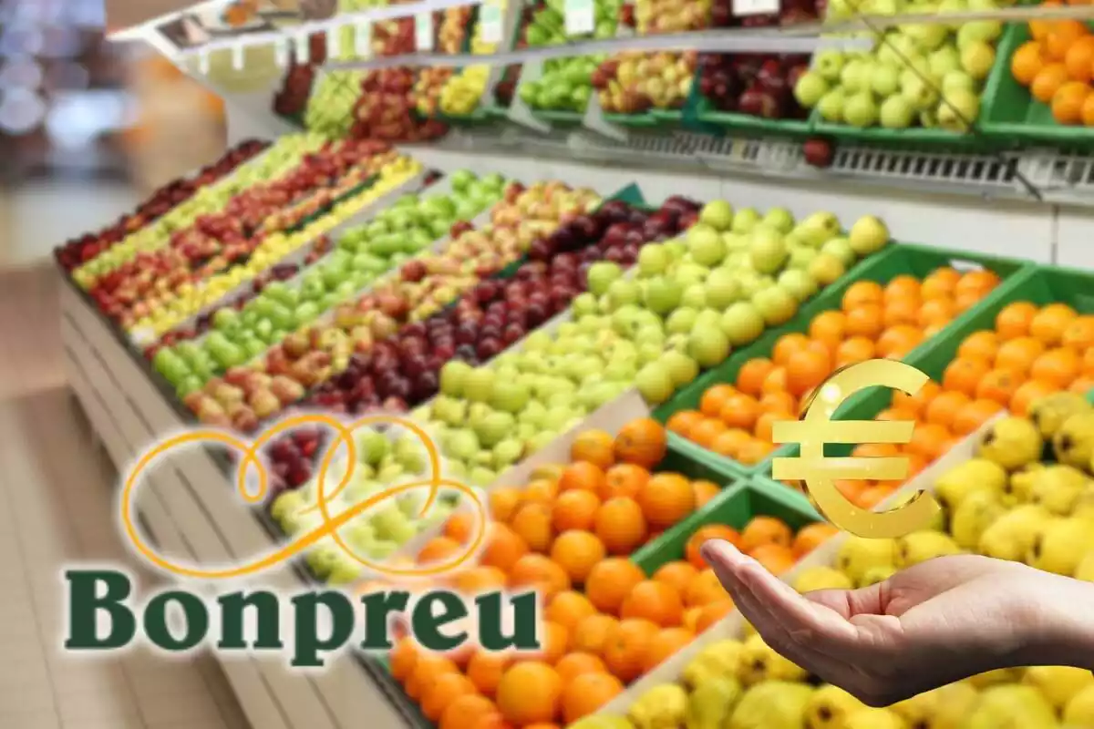 Fotomontaje con una imagen de fondo de frutas en estantes de un supermercado, el logo de Bonpreu y una mano con el símbolo del euro al frente