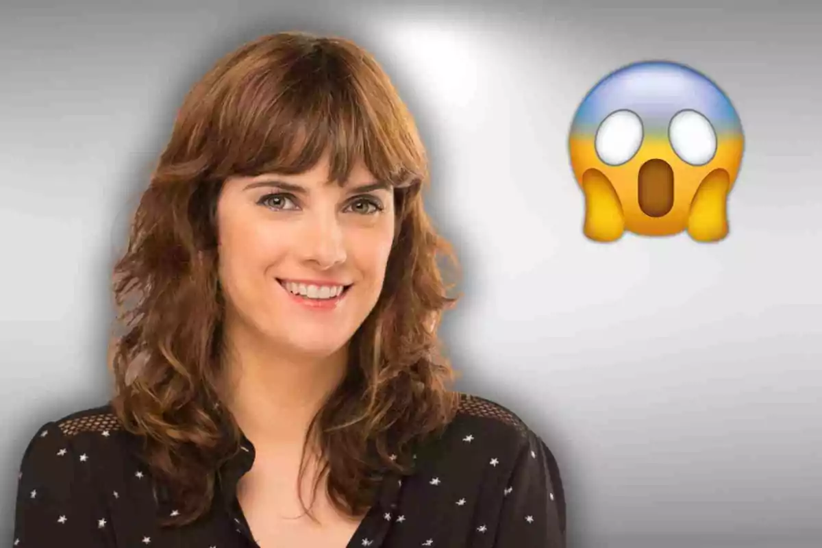 Ariadna Oltra sonriente con cabello castaño y emoji de cara sorprendida a su lado.