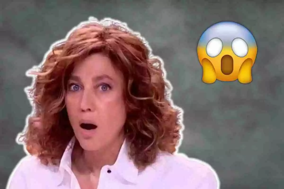 Helena García Melero con expresión de sorpresa junto a un emoji de cara asombrada.