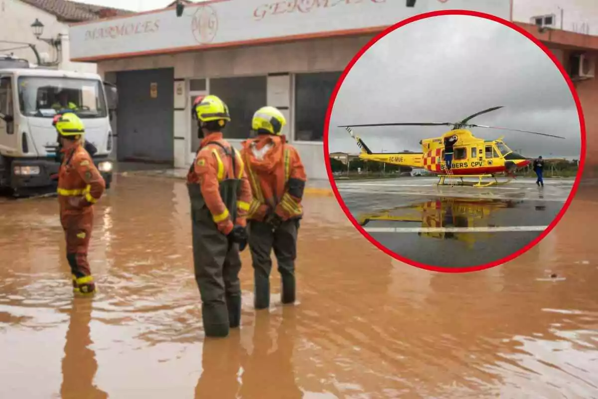 Bomberos con trajes impermeables observan una calle inundada mientras un helicóptero de rescate amarillo está en una pista de aterrizaje en un recuadro.