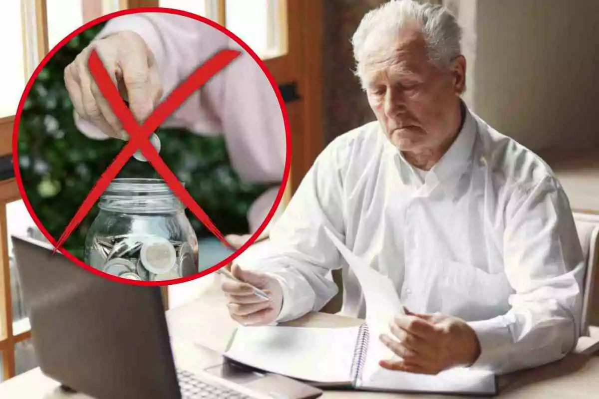 Un hombre mayor revisa documentos con una computadora portátil frente a él, mientras una imagen superpuesta muestra una mano colocando monedas en un frasco con una gran cruz roja encima.