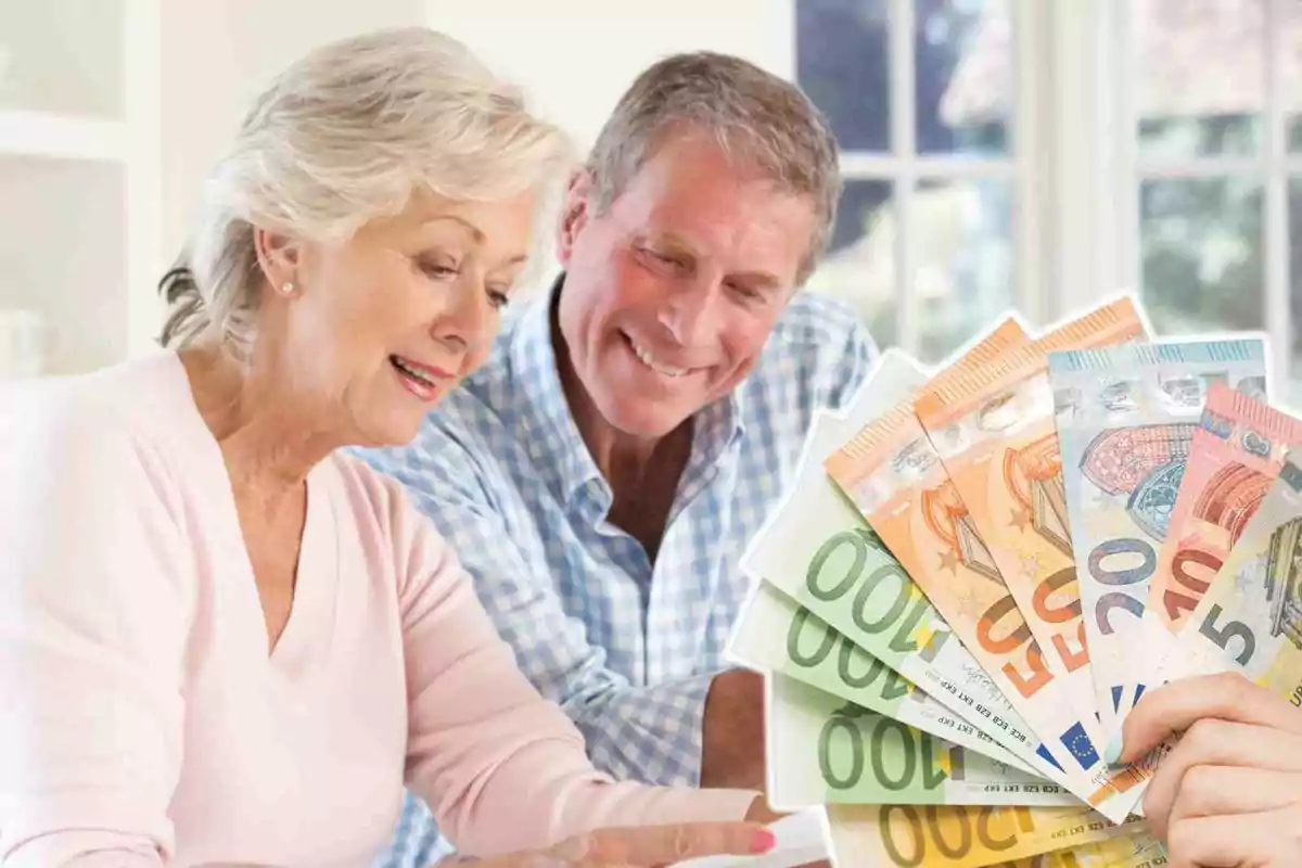 Fotomontaje con una imagen de fondo de dos jubilados mirando un papel y un abanico de billetes de euro