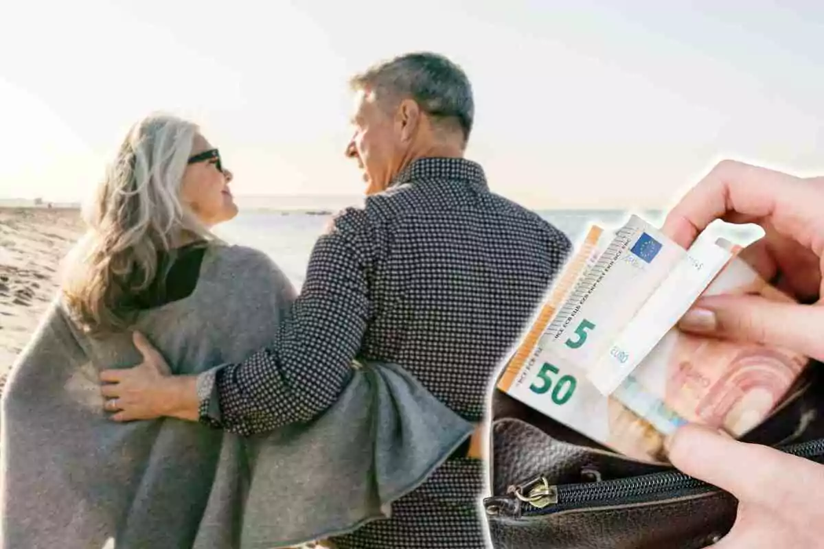 Una pareja de personas mayores caminando por la playa mientras una mano sostiene billetes de euro.