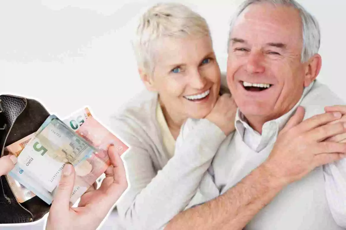 Fotomontaje con una imagen de fondo de dos jubilados y al frente una cartera con billetes de euro