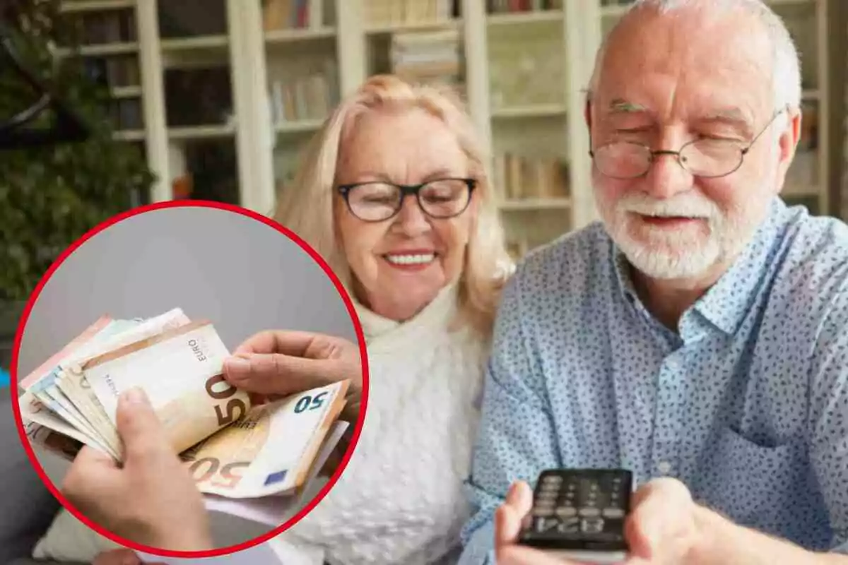 Una pareja de personas mayores sonríe mientras una de ellas sostiene un control remoto, con una imagen superpuesta de una mano contando billetes de euro.