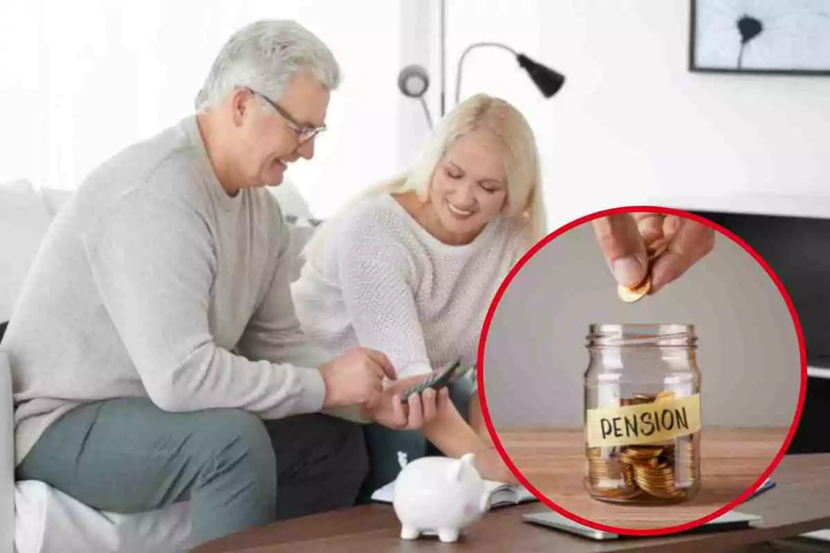 Una pareja mayor sonriente revisa documentos financieros en una sala de estar, con un enfoque en un frasco de vidrio etiquetado como "Pension" lleno de monedas.