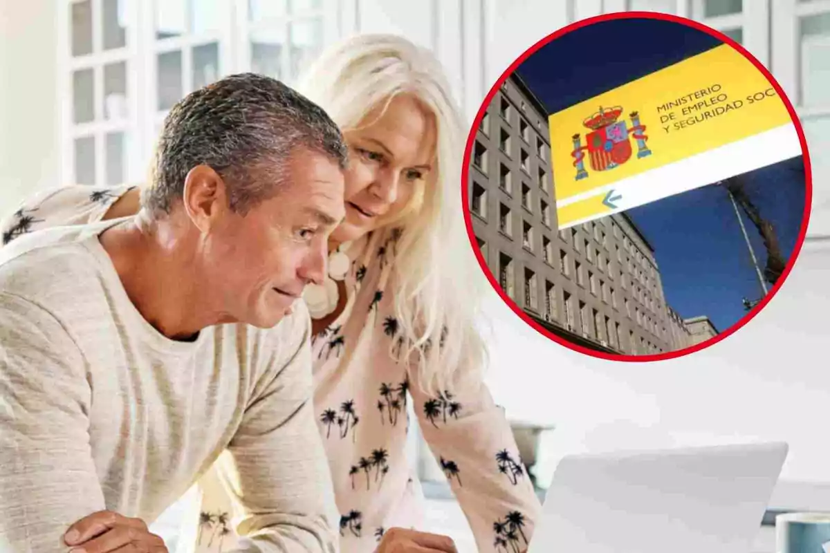 Una pareja mayor mirando una computadora portátil con una imagen insertada del Ministerio de Empleo y Seguridad Social de España.