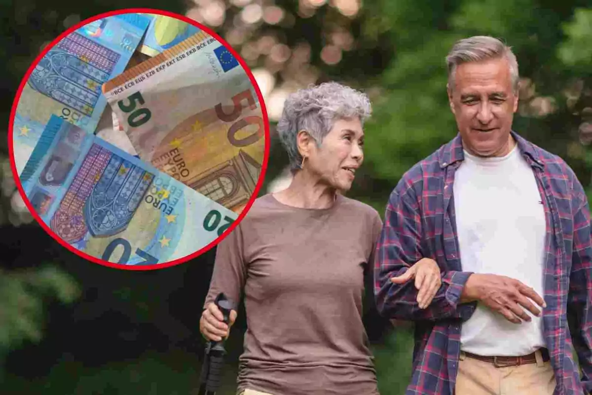 Una pareja de personas mayores caminando al aire libre con una imagen de billetes de euro en un círculo rojo superpuesto.