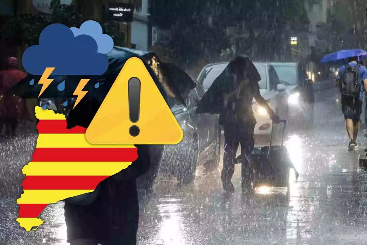 Personas caminando bajo la lluvia intensa en una calle, con un gráfico de advertencia meteorológica superpuesto que incluye un mapa con rayas rojas y amarillas, un icono de nube con relámpagos y un signo de exclamación.