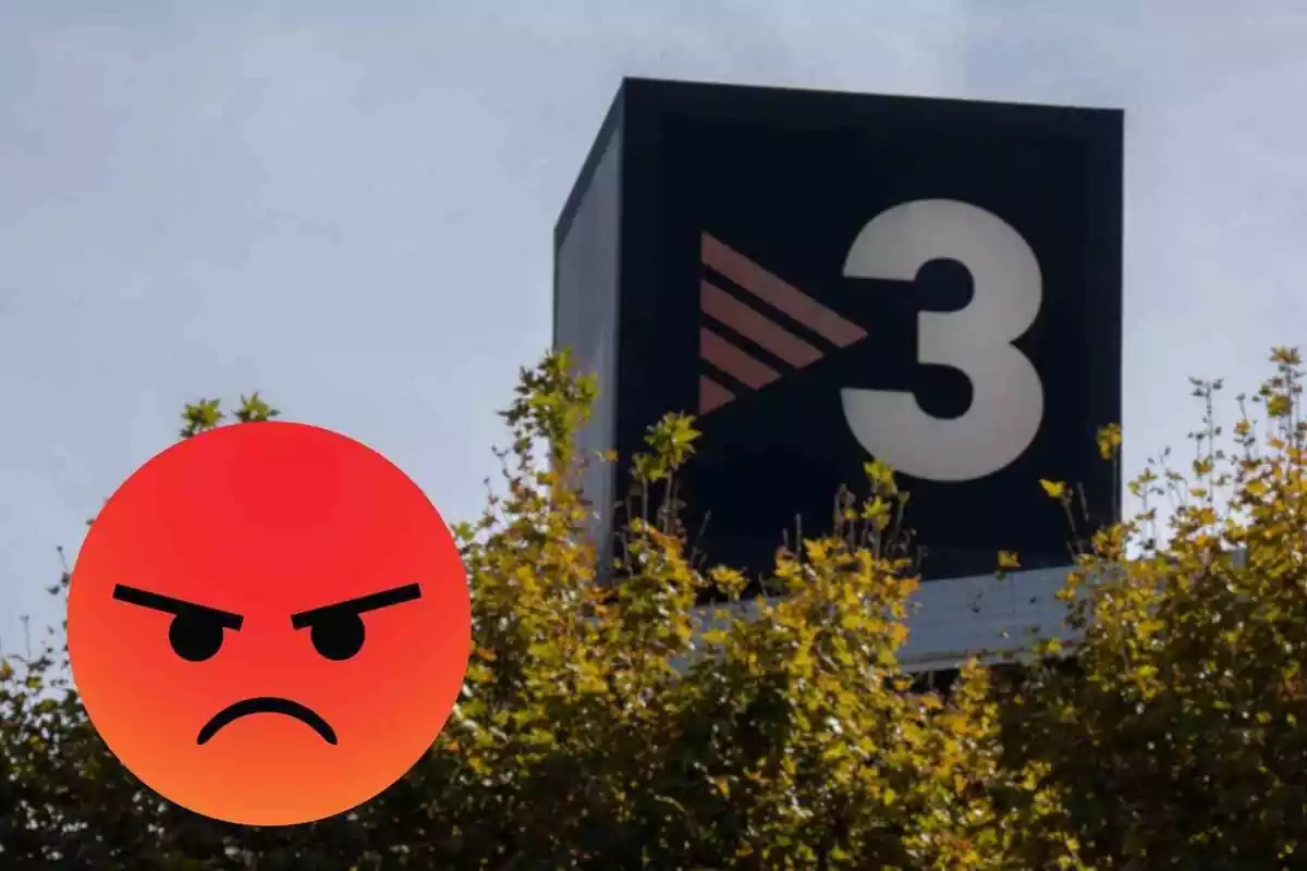 Fotomontaje con una imagen de fondo del logo de TV3 y al frente una cara de un emoji enfadada