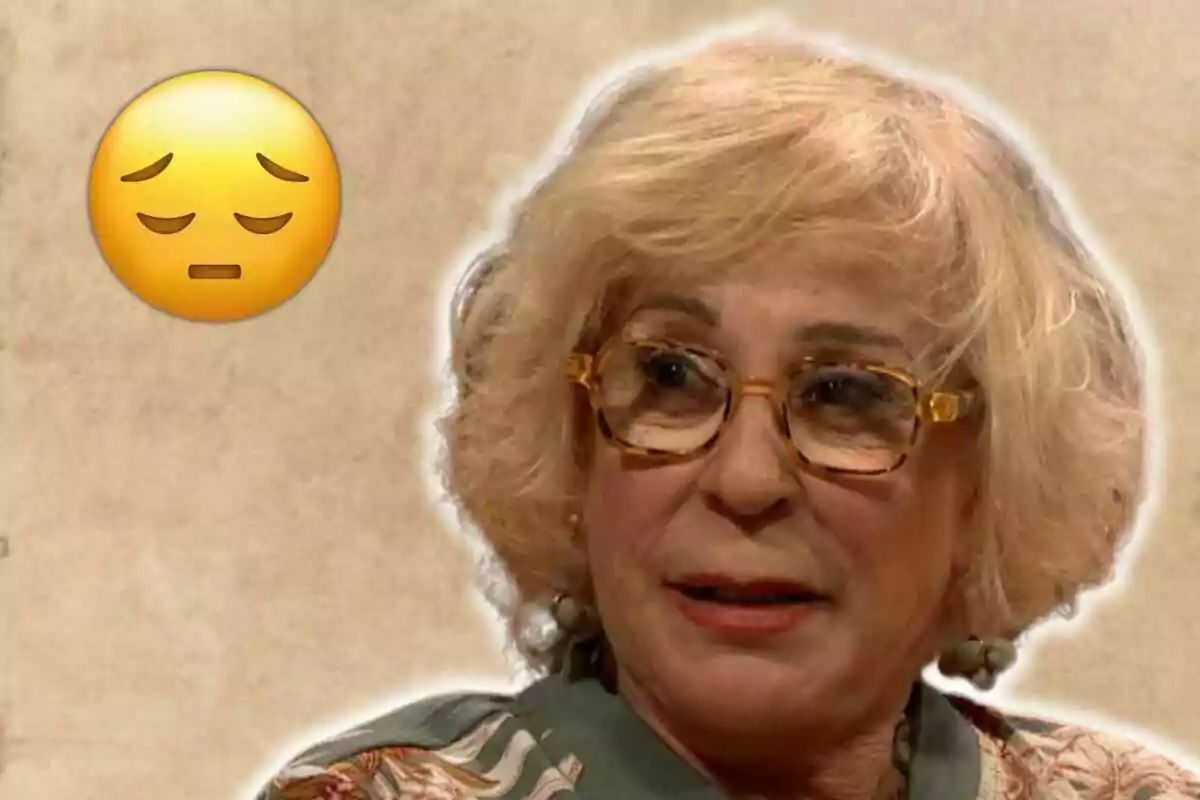 Mercè Comes con gafas y cabello rubio, junto a un emoji de cara triste.