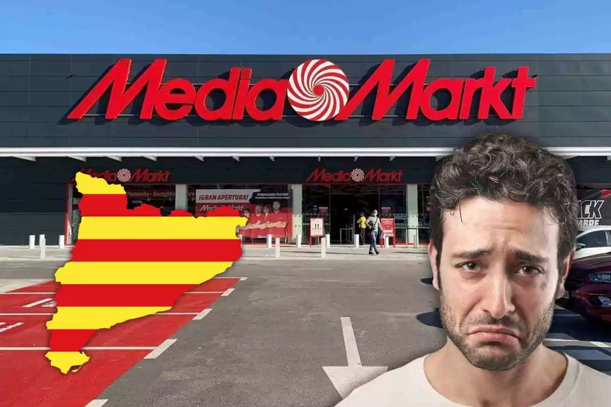 Un hombre con expresión triste frente a una tienda MediaMarkt con un mapa de Cataluña en colores de la bandera catalana.