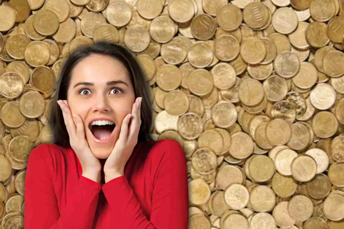 Mujer sorprendida con las manos en la cara frente a un fondo de monedas.