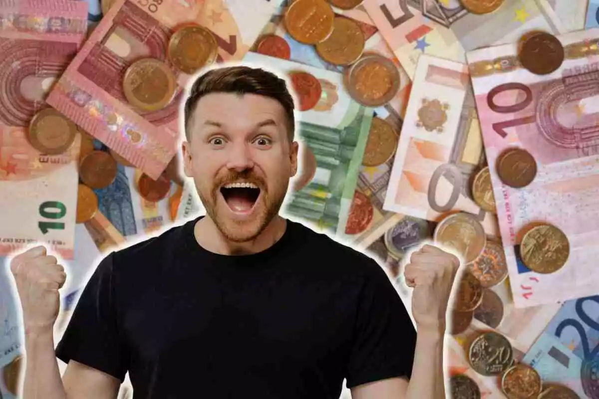 Fotomontaje con una imagen de fondo de monedas y billetes de euro y al frente un hombre alegre y celebrando