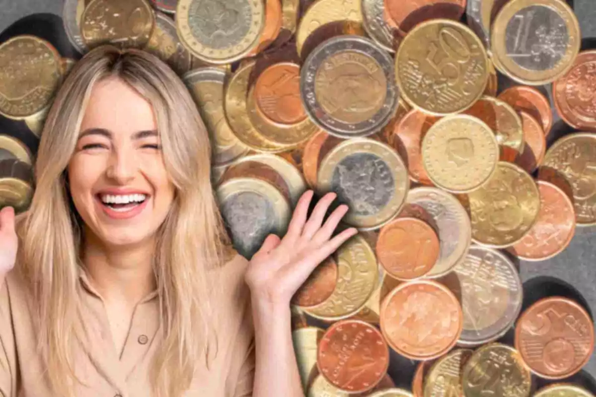 Fotomontaje con una imagen de fondo de monedas de euro y al frente una mujer sonriendo alegre